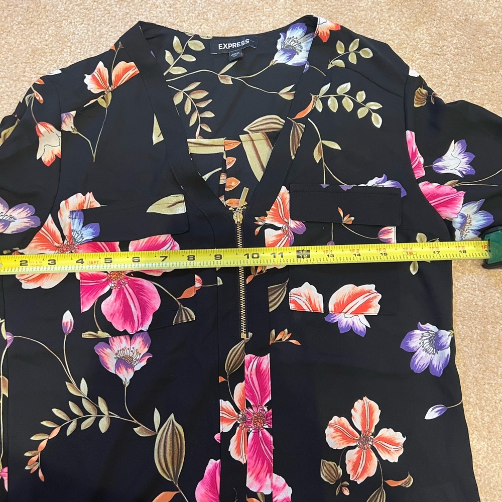 Express Floral Two Pocket Front Zip Shirt- Extra Small/Petit - Picture 8 of 9